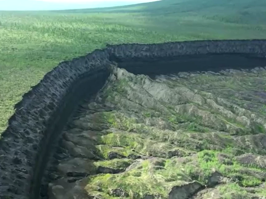 صورة مأخوذة من مقطع فيديو تم تصويره بطائرة مسيرة لحفرة باتاجايكا التي تقع في أقصى شرق روسيا. 21 يوليو 2023 - REUTERS