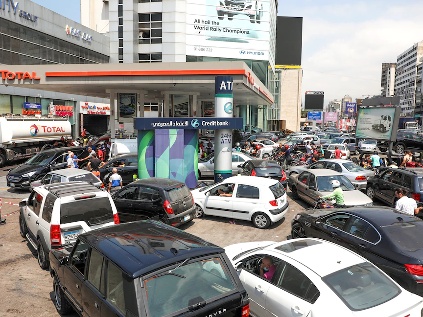 سيارات أمام إحدى محطات الوقود في لبنان، 20 أغسطس 2021 - REUTERS