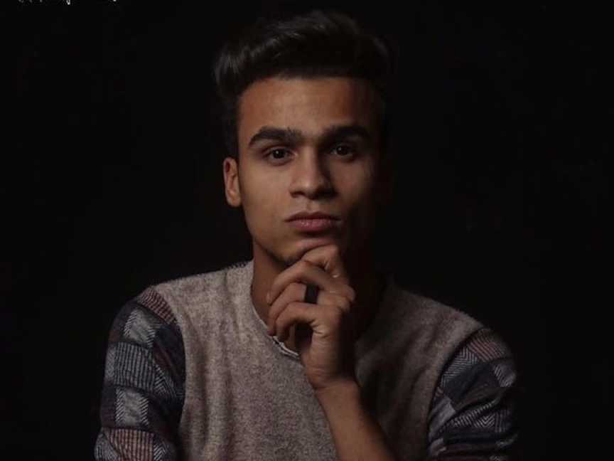 مصطفى بدران، المعروف بـ"مصطفى حدوتة" كاتب كلمات أغنية "بنت الجيران" - صفحته على فيسبوك