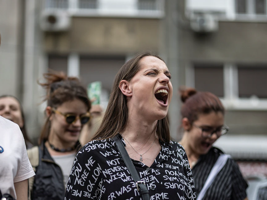 امرأة تصرخ غضباً في عرض فني في العاصمة الصربية بلجراد يختبر المشكلات النفسية والإجهاد الجسدي، بلجراد، صربيا 7 مايو 2022 - REUTERS