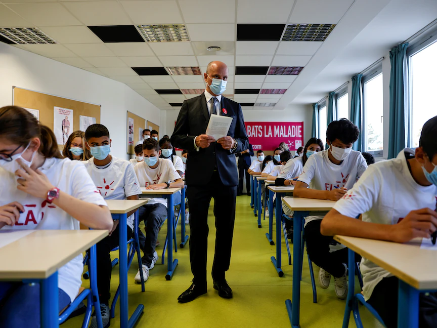 وزير التعليم الفرنسي جان ميشيل بلانكير خلال زيارته مدرسة في باريس - REUTERS