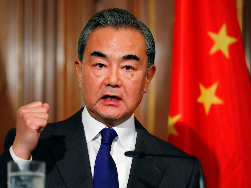 وزير الخارجية الصيني وانج يي خلال مؤتمر صحافي في برلين- 13 فبراير 2020 - REUTERS