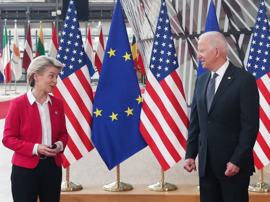 رئيسة المفوضية الأوروبية أورسولا فون دير لاين تتحدث مع الرئيس الأميركي جو بايدن في القمة الأوروبية الأميركية في بلجيكا، 15 يونيو 2021. - REUTERS