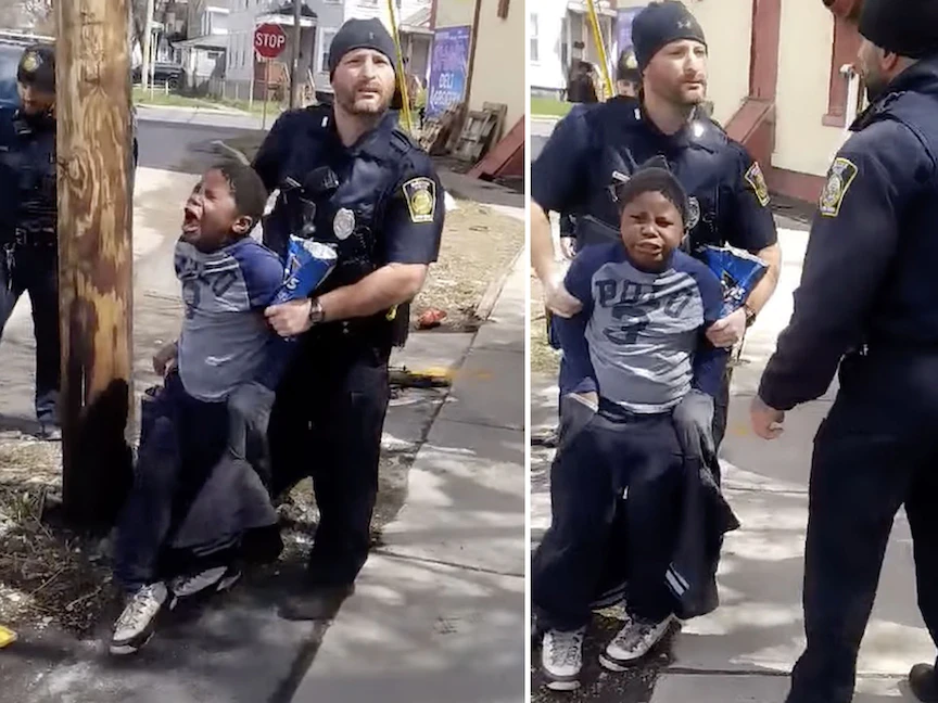 عناصر من الشرطة الأميركية يوقفون صبياً من ذوي البشرة السمراء بسبب سرقة كيس رقائق بطاطس- 20 أبريل 2022 - nypost.com
