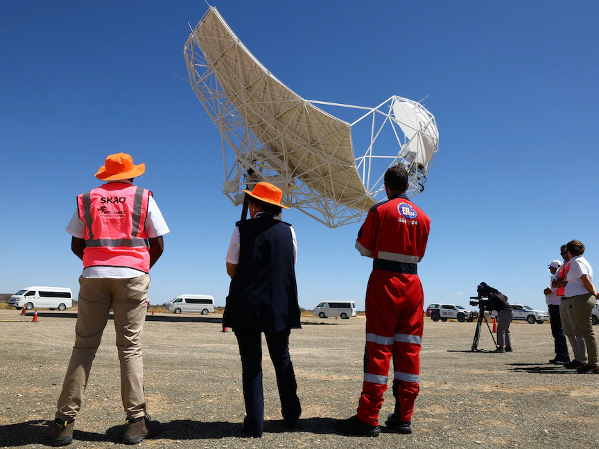 عملية الإطلاق الرسمية لبدء بناء تلسكوب "Array-Mid" خارج مدينة كارنارفون في جنوب إفريقيا - 5 ديسمبر 2022 - REUTERS