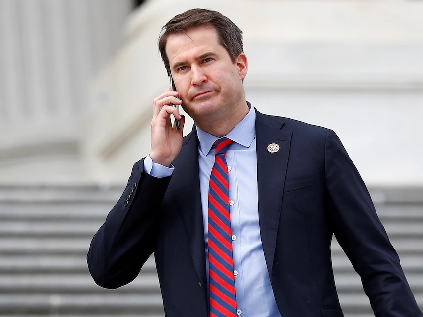 النائب الديمقراطي سيث مولتون ينزل في مبنى الكابيتول هيل في واشنطن - 12 مارس 2020 - REUTERS