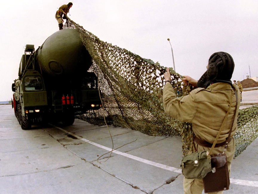 صاروخ نووي متنقل "توبول -12 إم" في قاعدة للقوات الاستراتيجية بالقرب من مدينة يوشكار أولا بوسط روسيا. 14 يناير 2000 - REUTERS