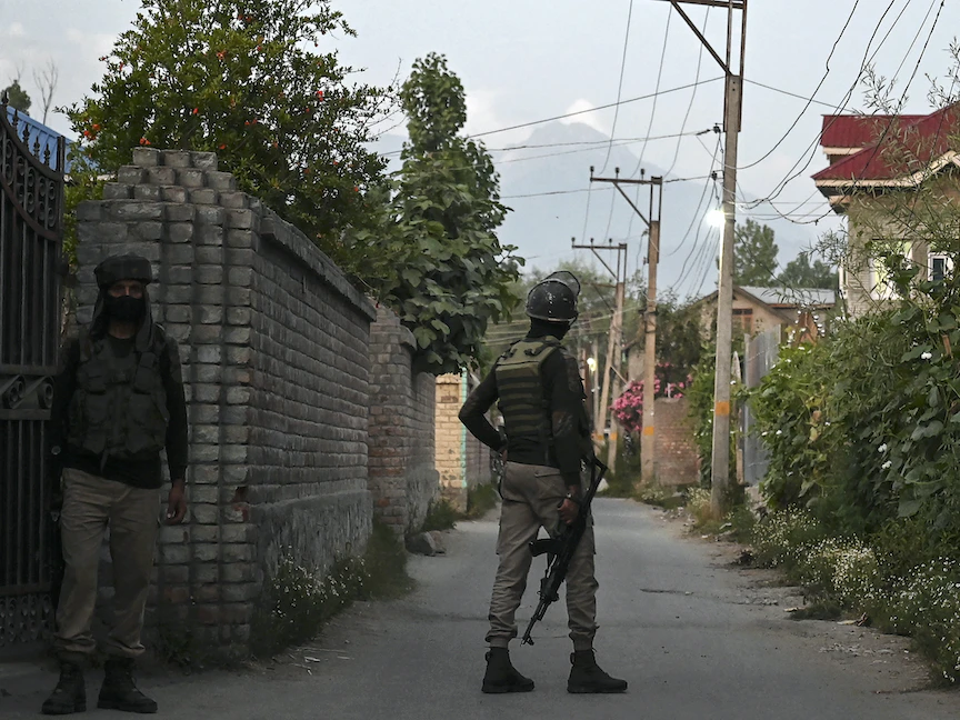 جانب من القوات الهندية على حدود مدينة سريناغار - AFP