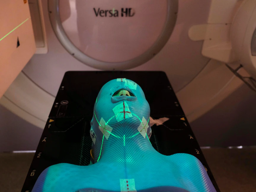 مريضة بالسرطان تخضع للعلاج الإشعاعي في مركز الأورام بمستشفى "ماتر دي" في مالطا. 3 يونيو 2020 - REUTERS