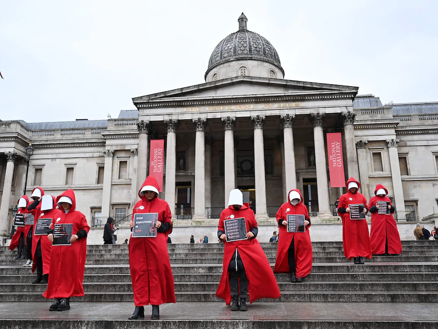متظاهرات يحملن لافتات تندد بما يجري في إيران خلال مسيرة صامتة في العاصمة البريطانية لندن. 7 يناير 2023 - AFP