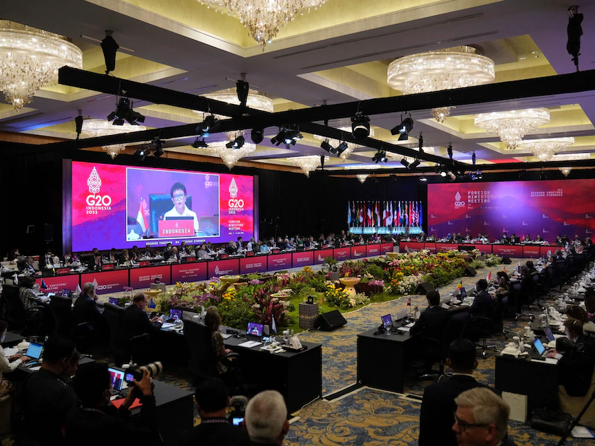 وزيرة الخارجية الإندونيسية ريتنو مارسودي (على الشاشة) خلال اجتماع وزراء خارجية مجموعة العشرين في نوسا دوا في منتجع جزيرة بالي الإندونيسية- 8 يوليو 2022 - AFP
