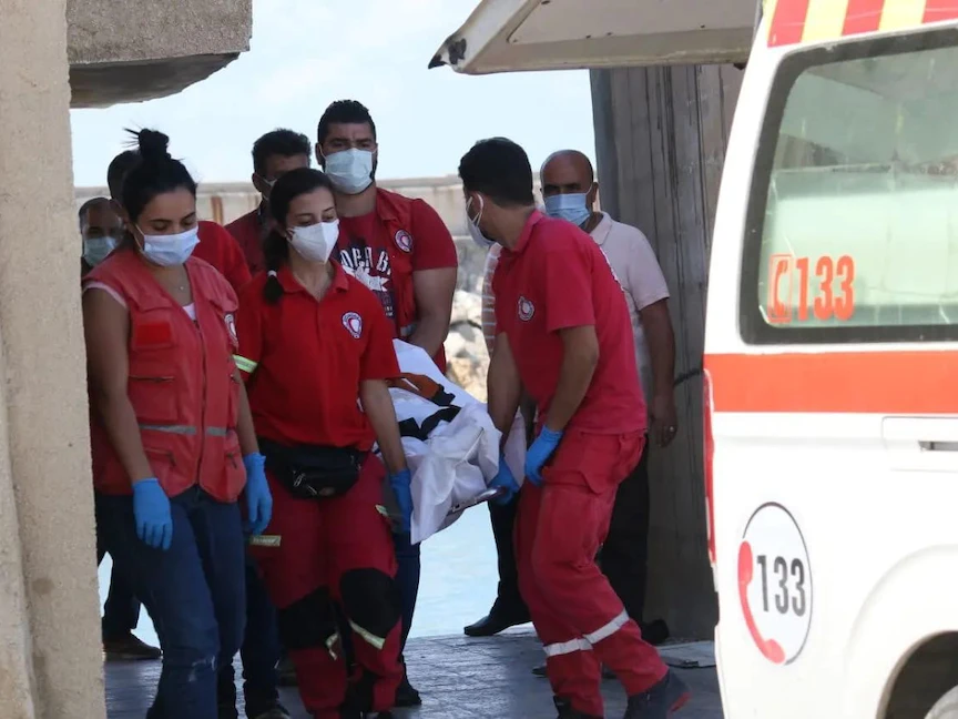 مسعوفون سوريون ينقلون جثة أحد ضحايا القارب. طرطوس (سوريا) 23 سبتمبر 2022 - الشرق