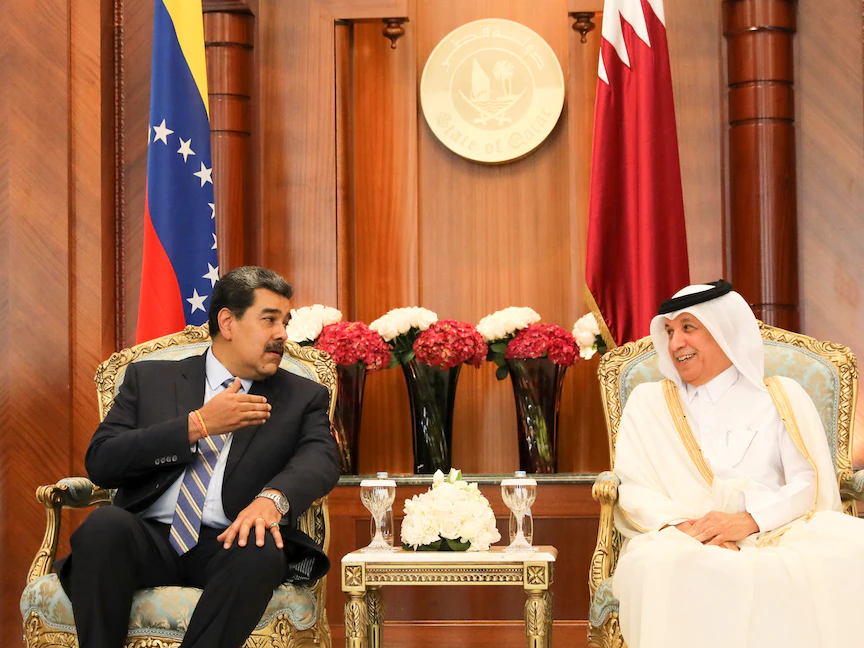 الرئيس الفنزويلي نيكولاس مادورو مع وزير الدولة القطري للشؤون الخارجية سلطان بن سعد المريخي في الدوحة- 14 يونيو 2022 - REUTERS