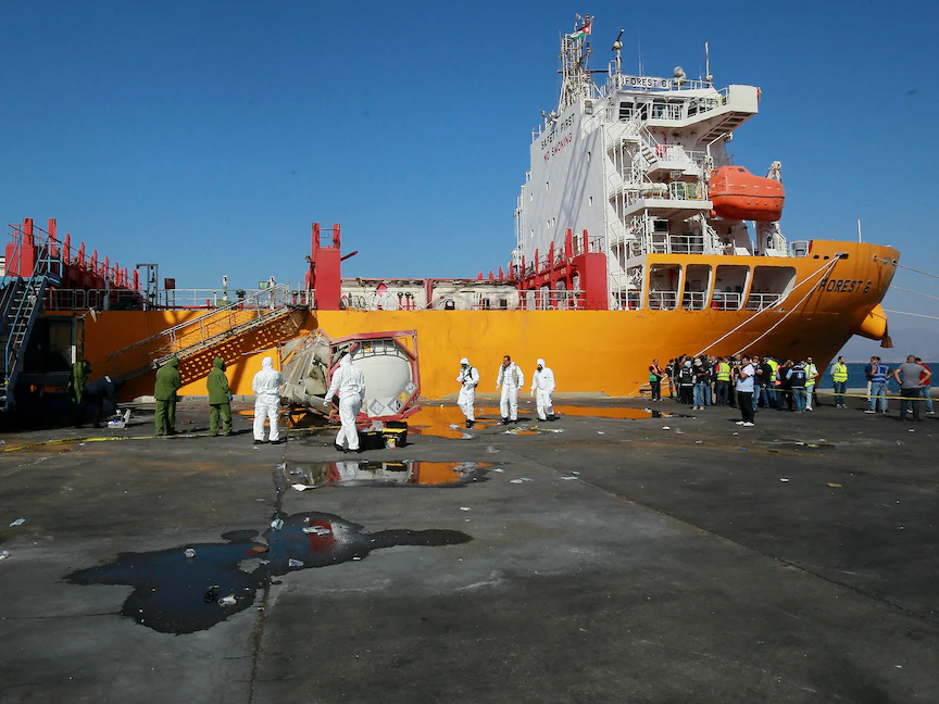 خبراء الطب الشرعي الأردني يتفقدون موقع انفجار غاز سام من قبل السفينة "فورست 6" التي ترفع علم هونج كونج في ميناء العقبة الأردني - 28 يونيو 2022 - AFP