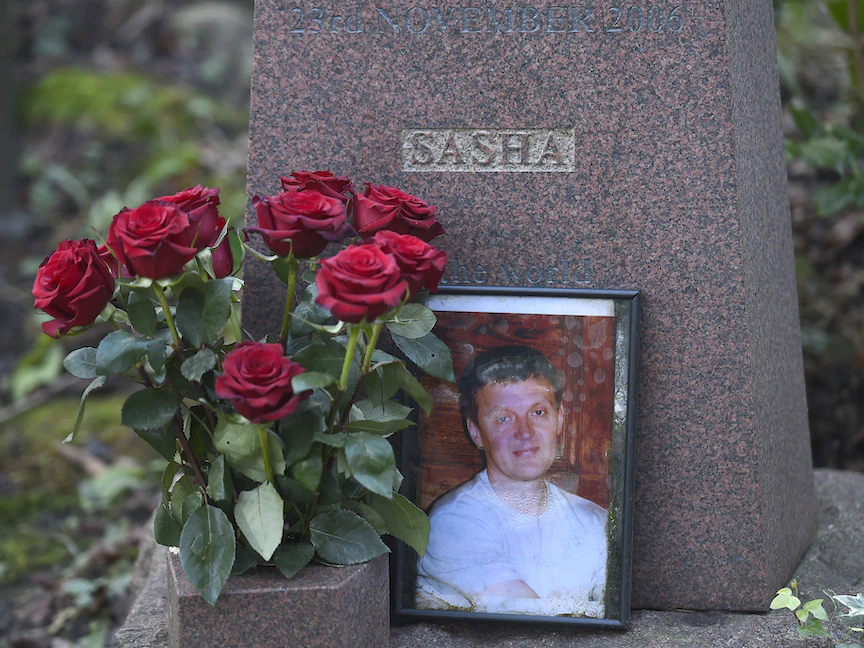 قبر عميل المخابرات السوفيتية السابق ألكسندر ليتفينينكو في مقبرة هاي جيت في لندن.بريطانيا -21 يناير 2016 - REUTERS