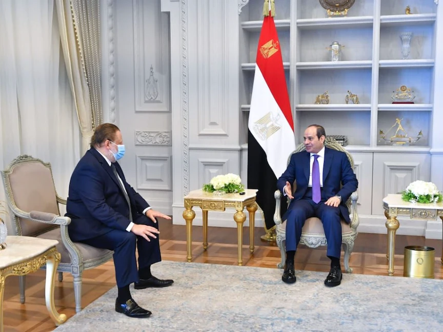 الرئيس المصري عبد الفتاح السيسي يستقبل القائم بأعمال محافظ البنك المركزي حسن عبد الله. 18 أغسطس 2022 - "الرئاسة المصرية"