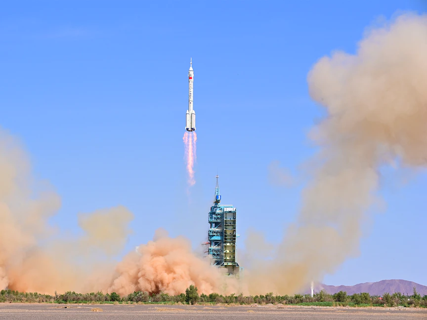 لحظة إطلاق الصاروخ Long March-2F الذي يحمل مركبة الفضاء شنتشو -14 وعلى متنها 3 رواد فضاء من مركز جيوتشيوان بمقاطعة جانسو، الصين- 5 يونيو 2022 - VIA REUTERS