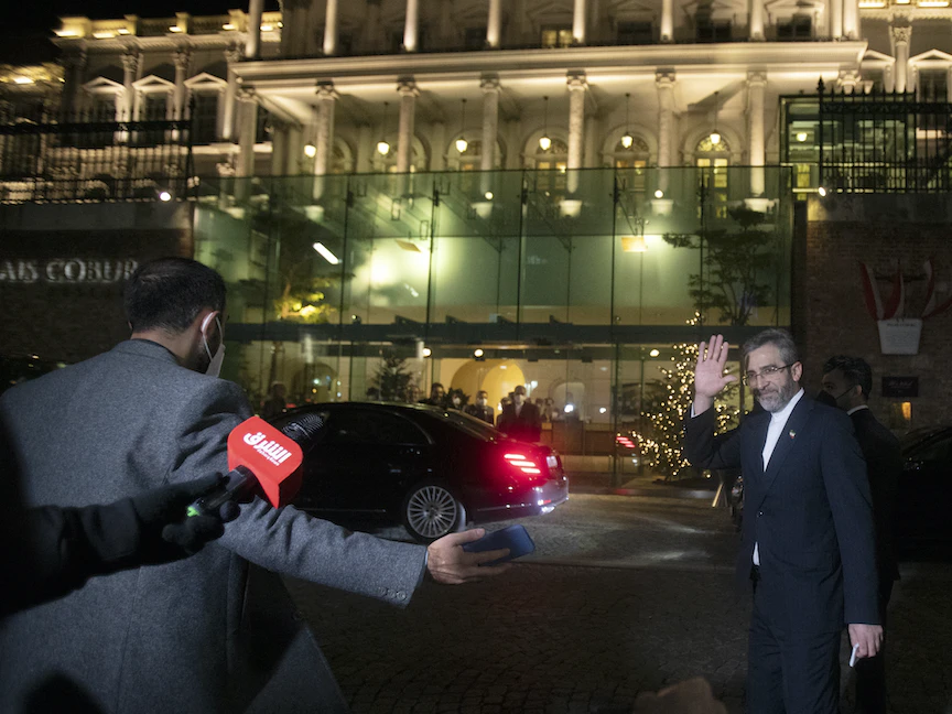 كبير المفاوضين النوويين الإيرانيين علي باقري بعد حديثه للصحافيين في فيينا، 27 ديسمبر 2021 - AFP