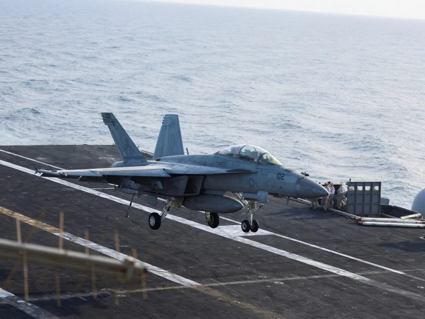 طائرة مقاتلة من طراز "F/A-18E Super Hornet" تهبط على سطح حاملة الطائرات الأميركية "دوايت دي أيزنهاور" جنوب البحر الأحمر. 12 فبراير 2024 - Reuters