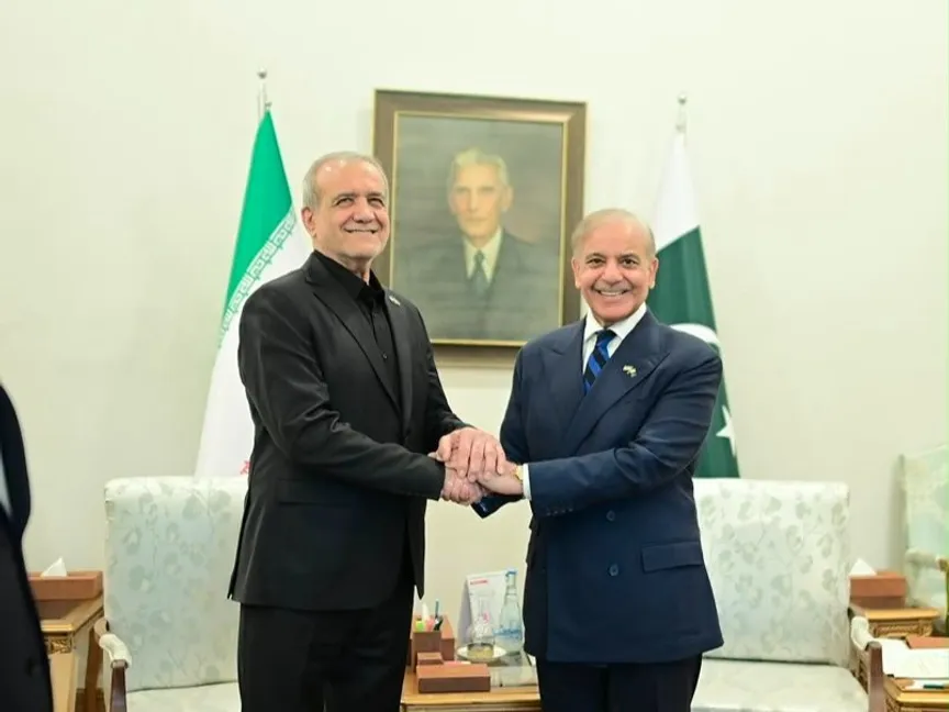 رئيس وزراء باكستان محمد شهباز شريف خلال استقباله الرئيس الإيراني مسعود بزشكيان. 24 يونيو 2026 - @PakPMO