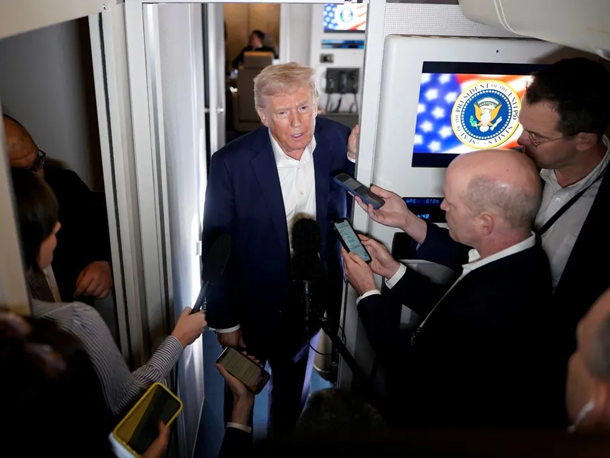 الرئيس الأميركي دونالد ترمب يتحدث إلى وسائل الإعلام على متن الطائرة الرئاسية، في طريقه إلى مطار بالم بيتش، فلوريدا، الولايات المتحدة، 11 أبريل 2025 - REUTERS