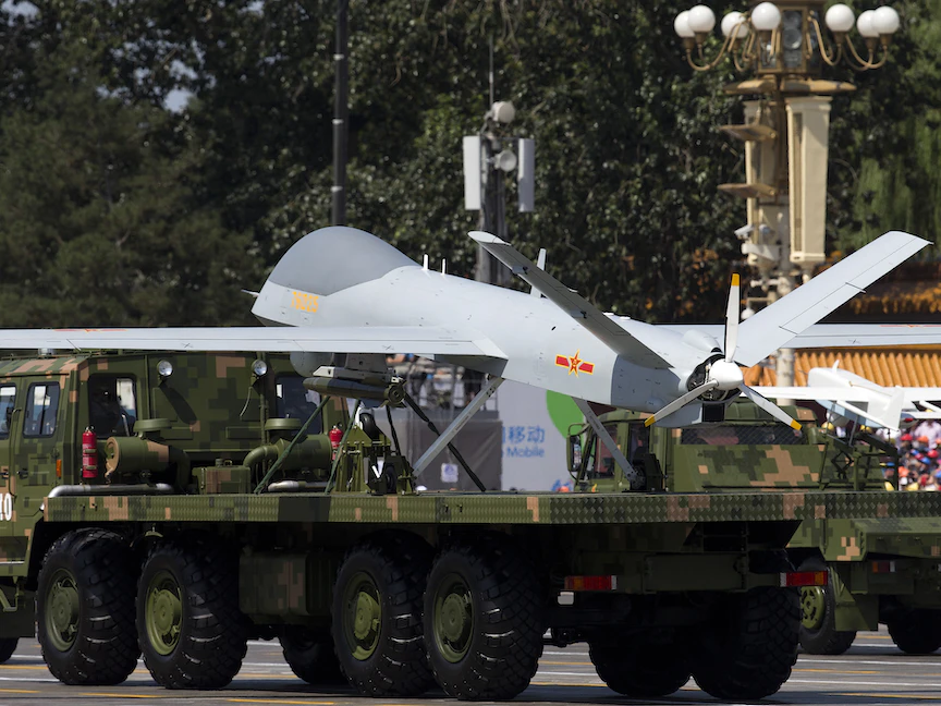 مركبة عسكرية تحمل مسيرة Wing Loong صينية خلال عرض عسكري في ميدان تيانانمين في بكين- 3 سبتمبر 2015 - AFP