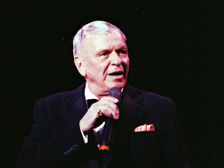 المغني فرانك سيناترا يؤدي عرضه في قاعة رويال ألبرت في لندن، بريطانيا، 26 مايو 1992. - REUTERS