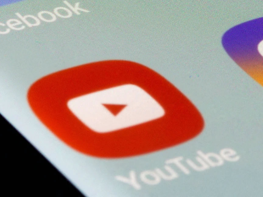 شعار "يوتيوب" يظهر بجوار تطبيقات أخرى على شاشة هاتف ذكي - REUTERS