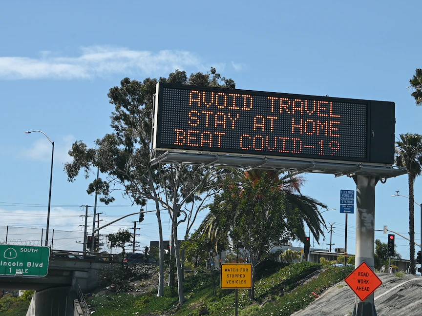 لافتة في ولاية كاليفورنيا تطلب من المواطنين البقاء في المنزل وتجنب السفر لمكافحة كورونا - Getty