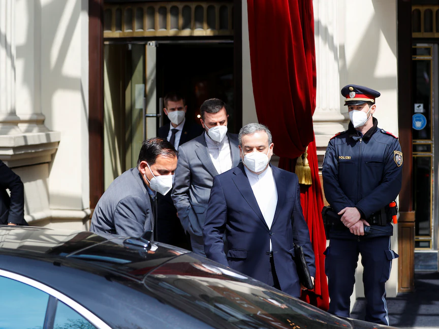 كبير المفاوضين الإيرانيين عباس عراقجي وسفير إيران لدى الوكالة الدولية للطاقة الذرية كاظم غريبابادي في فيينا - 20 أبريل 2021 - REUTERS