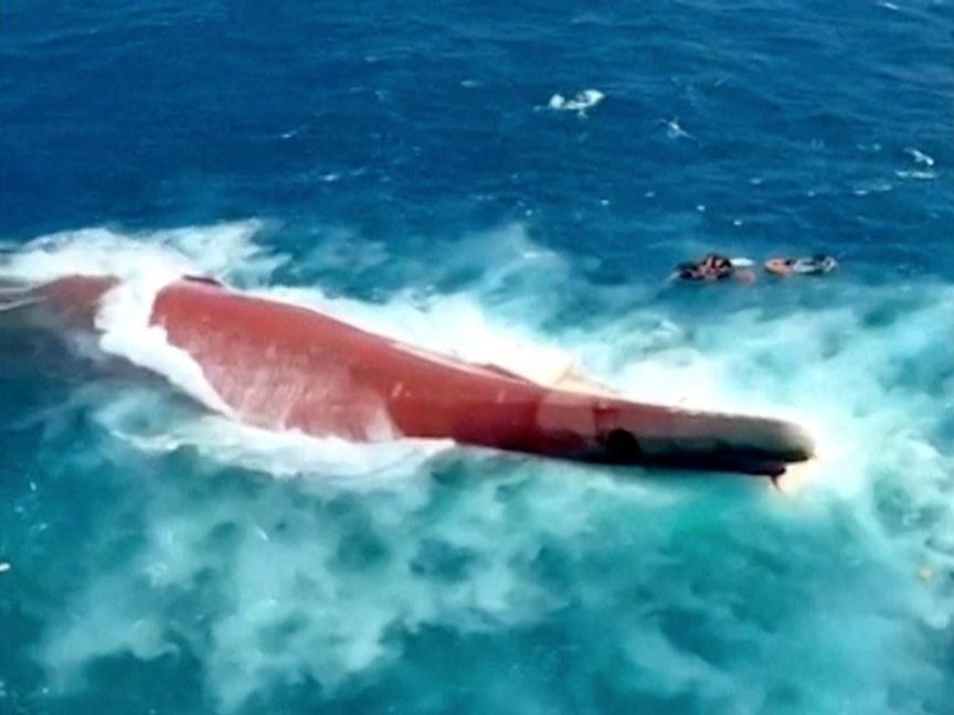 إندونيسيا.. استمرار البحث عن عشرات المفقودين بعد انقلاب سفينة ركاب
