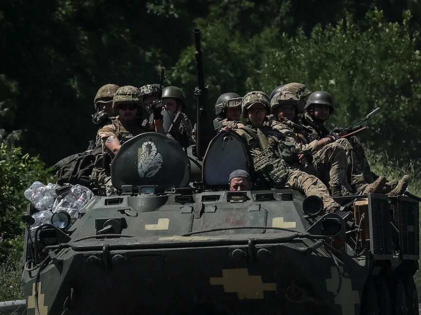 عدد من الجنود الأوكرانيين في منطقة دونيتسك شرقي البلاد - 7 يوليو 2022 - REUTERS