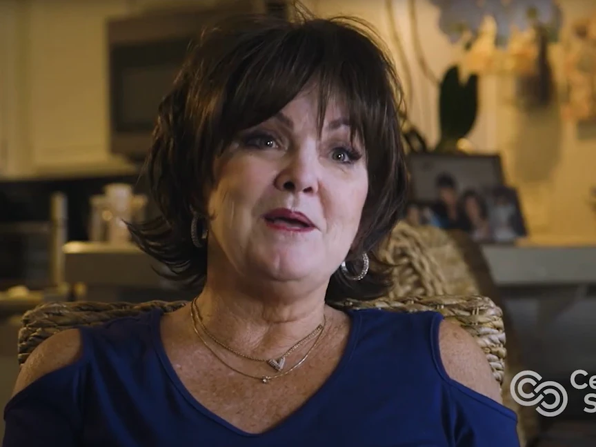 لقطة من فيديو للأميركية شيري ساينز تروي فيه قصة نجاتها من سرطان الدماغ العدواني بعد 30 عاماً من تشخيص إصابتها بالمرض. 25 أغسطس 2022 - youtube/Cedars-Sinai