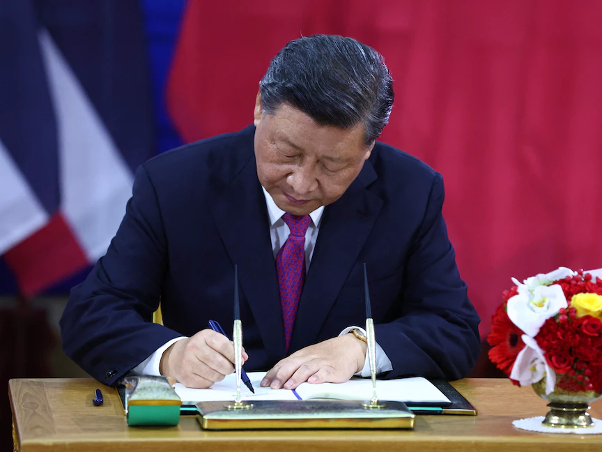 الرئيس الصيني شي جين بينج يوقع في سجل الضيوف خلال منتدى التعاون الاقتصادي لآسيا والمحيط الهادئ (أبيك) في بانكوك - 19 نوفمبر 2022 - AFP