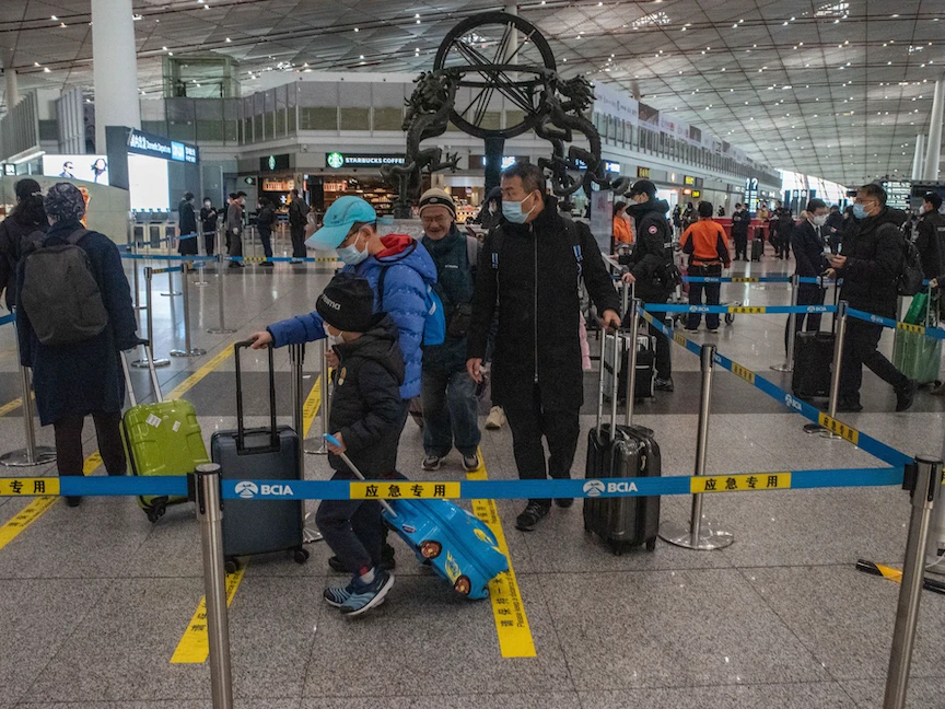 مسافرون يرتدون أقنعة للوقاية من فيروس كورونا في مطار بكين. 14 يناير 2023 - Bloomberg