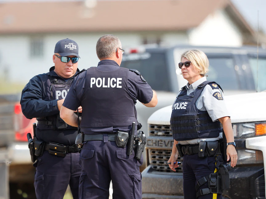 عناصر من الشرطة الكندية خلال عملية أمنية في ساسكاتشوان كندا. 5 سبتمبر 2022 - REUTERS