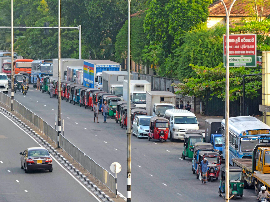 ازدحام سيارات على إحدى محطات الوقود بعاصمة السيريلانكية - 3 يوليو 2022 - AFP