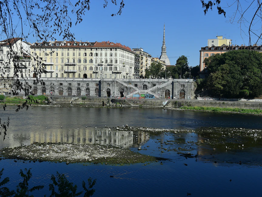 انخفاض منسوب مياه نهر "بو" أطول أنهار إيطاليا بسبب أسوأ جفاف في الـ70عاماً الماضية- 15 يوليو 2022. - REUTERS