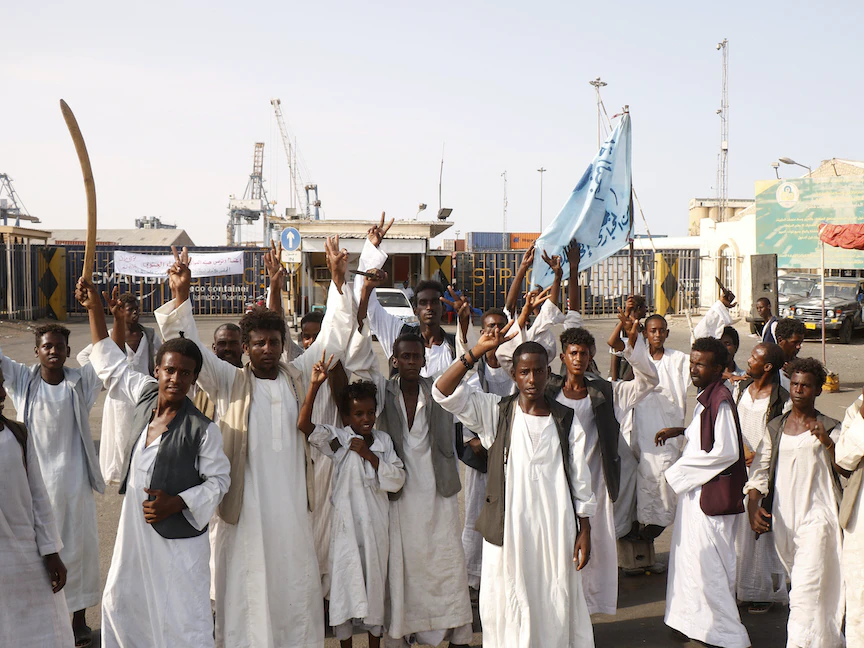 أنصار "المجلس الأعلى لنظارات البجا والعموديات المستقلة" يقفون خارج المدخل الرئيسي لميناء بورتسودان - 20 سبتمبر 2021. - AFP