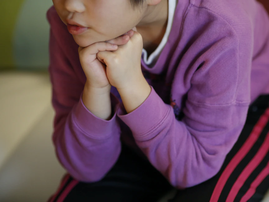 فتاة تعرّضت لسوء المعاملة وأمضت 3 أشهر في ملجأ مؤقت تجلس في مكتب معالجها النفسي بطوكيو - REUTERS