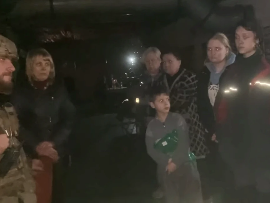 جنود ومدنيون متحصنون داخل مجمع "آزوف ستال" لصناعات الصلب يحتفلون بعيد الفصح- 24 أبريل 2022 - REUTERS