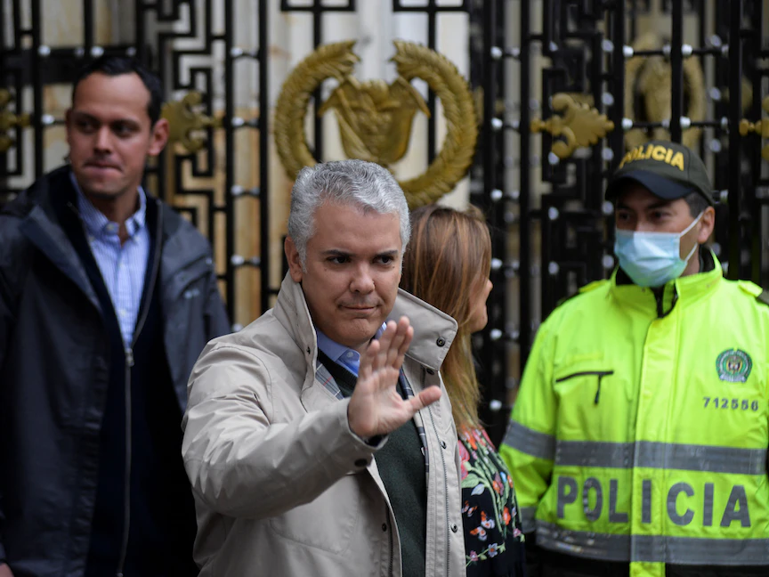 الرئيس الكولومبي إيفان دوكي يصل للإدلاء بصوته في مركز اقتراع خلال الجولة الأولى من الانتخابات الرئاسية في العاصمة بوجوتا، كولومبيا - 29 مايو 2022 - REUTERS