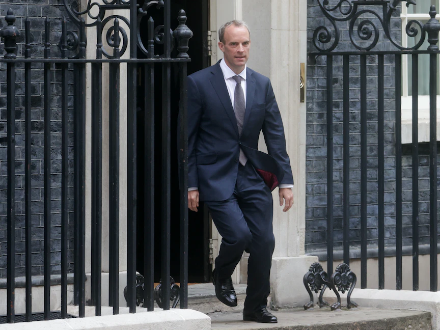 وزير الخارجية البريطاني السابق دومينيك راب أمام مقر الحكومة في العاصمة لندن - REUTERS