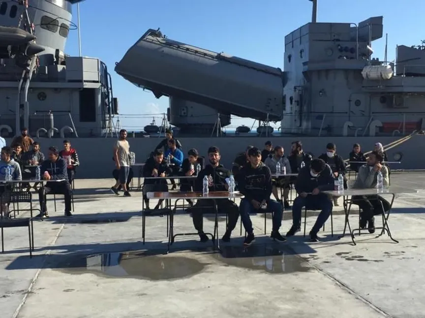 ركاب القارب التركي بعد إنقاذهم في قاعدة بحرية مصرية - الشرق