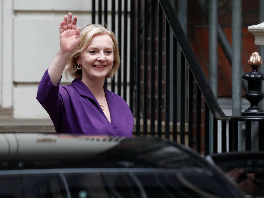 ليز ترَس تغادر مقر حزب المحافظين البريطاني بعد إعلانها رئيسة وزراء بريطانيا- 5 سبتمبر 2022 - REUTERS
