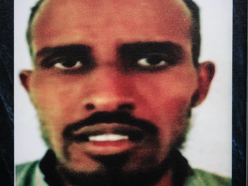 ملصق لمحمود عبدي عدن المشتبه بأنه مدبر تفجير فندق في كينيا عام 2019. - AFP