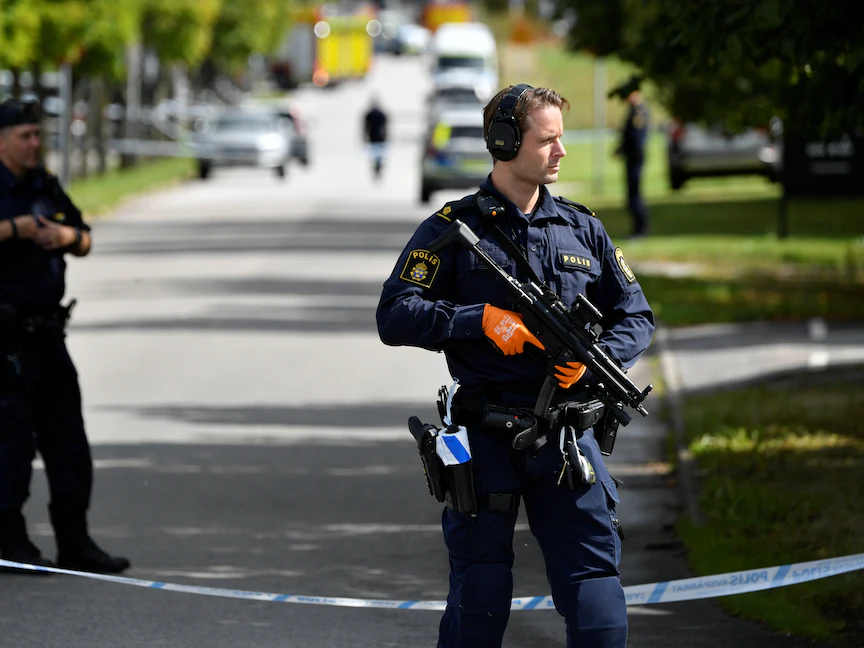 عناصر من الشرطة في الشارع بعد هجوم على مدرسة ثانوية في إسلوف بالسويد، 19 أغسطس 2021 - REUTERS