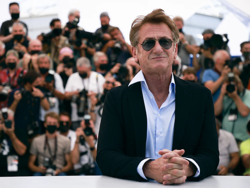 الممثل الأميركي شون بين أمام عدسات المصورين في مهرجان كان السينمائي - REUTERS