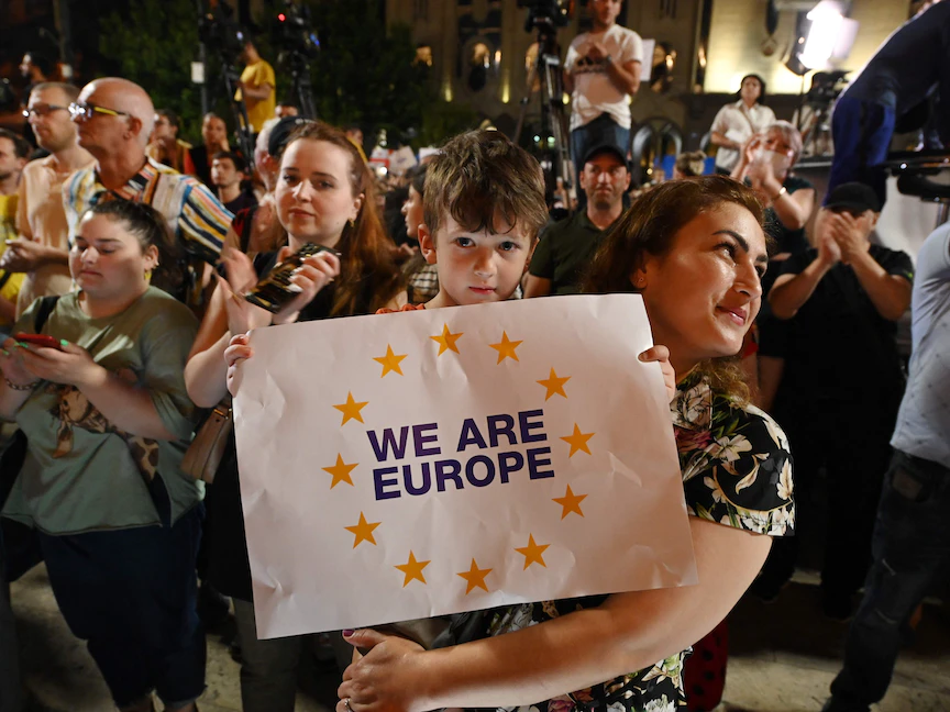 تظاهرات لدعم عضوية جورجيا في الاتحاد الأوروبي بعد أيام من توصية المفوضية الأوروبية تأجيل ترشيح البلاد، تبليسي - 20 يونيو 2022. - AFP