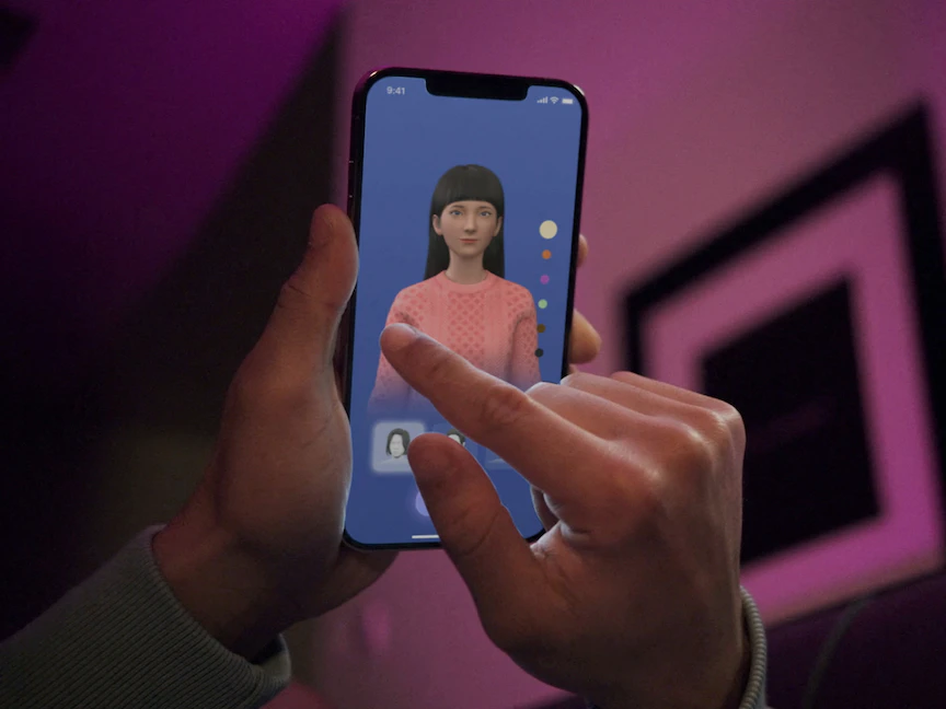 مستخدم يتفاعل مع تطبيق هاتف ذكي لتخصيص صورة رمزية لروبوت محادثة ذكاء اصطناعي شخصي، يُعرف باسم ريبليكا في كاليفورنيا، الولايات المتحدة. صورة غير مؤرخة - REUTERS